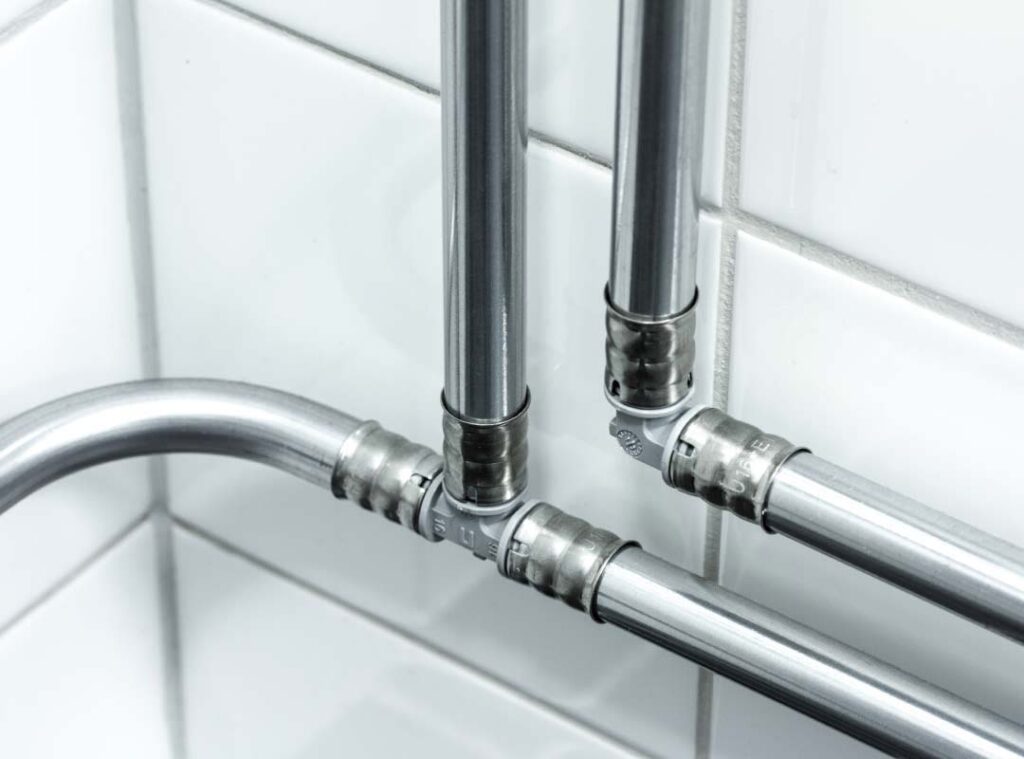 Puristusliitokset komposiittiputkessa